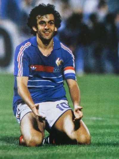 Découvre 12 maillots de foot qui font l'histoire