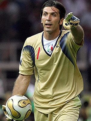 Découvre Gianluigi Buffon, l'un des meilleurs gardiens de but de l'histoire du football