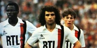 Découvre le maillot mythique du Paris Saint-Germain 1981-1982