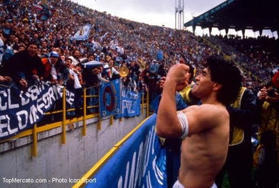On te fait découvrir l'histoire de Diego Maradona avec le maillot de Napes